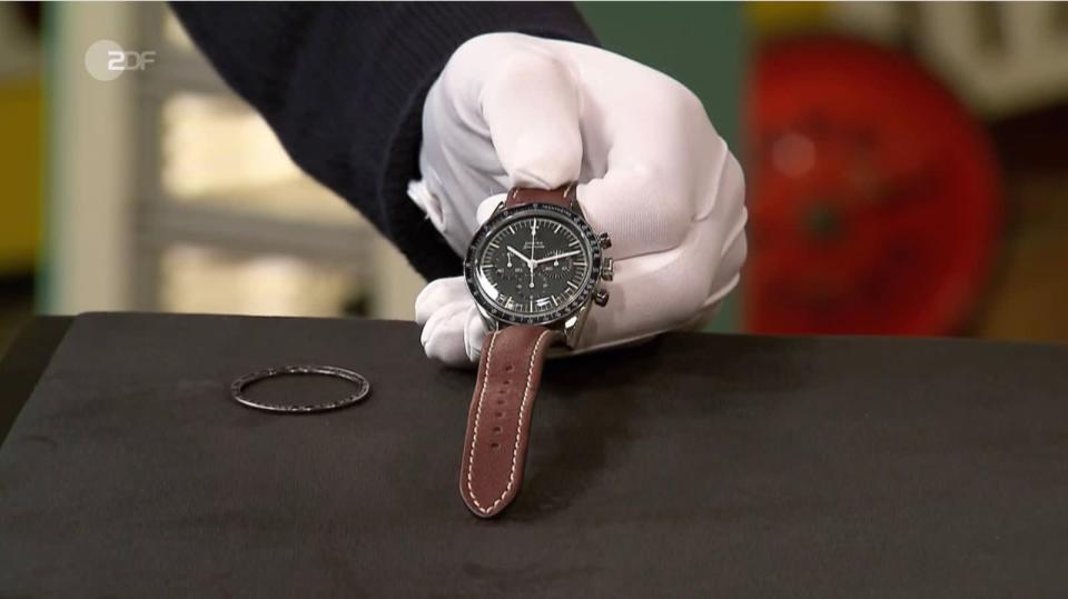 Für seine Omega Speedmaster PreMoon Armbanduhr von 1963 wünschte sich der Verkäufer "mindestens 8.000 Euro." Detlev Kümmel taxierte den Wert der Uhr, die im All und sogar auf dem Mond gewesen sein soll, auf bis zu 10.000 Euro. Am Ende ersteigerte Händler David Suppes das Sammlerstück für 8.150 Euro. (Bild: ZDF)