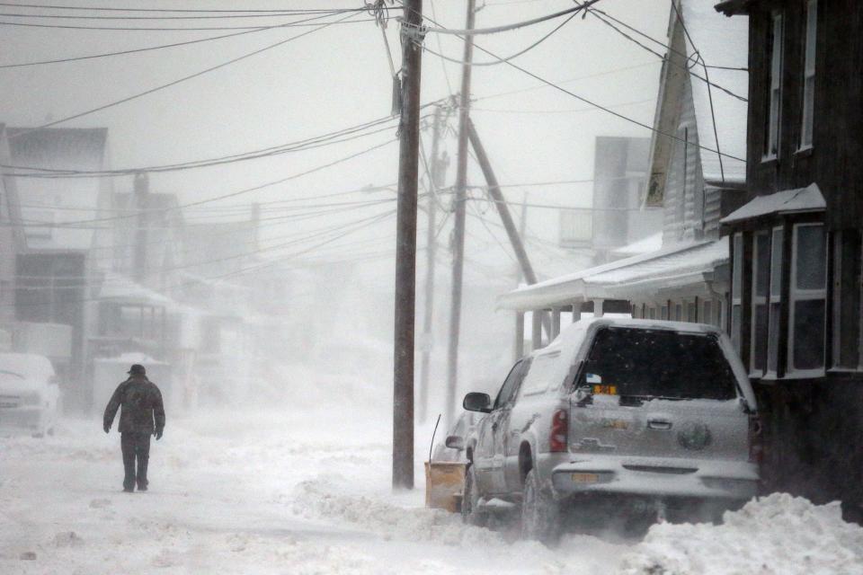 Un hombre camina por la nieve en una calle junto a la bahía en Scituate, Massachusetts, el viernes, 3 de enero del 2014. Temperaturas no registradas en años amenazaban con romper récords en los próximos días en el centro, el nordeste y el sur de Estados Unido creando condiciones peligrosas para viajes y forzando al cierre de escuelas e iglesias. (Foto AP/Michael Dwyer)