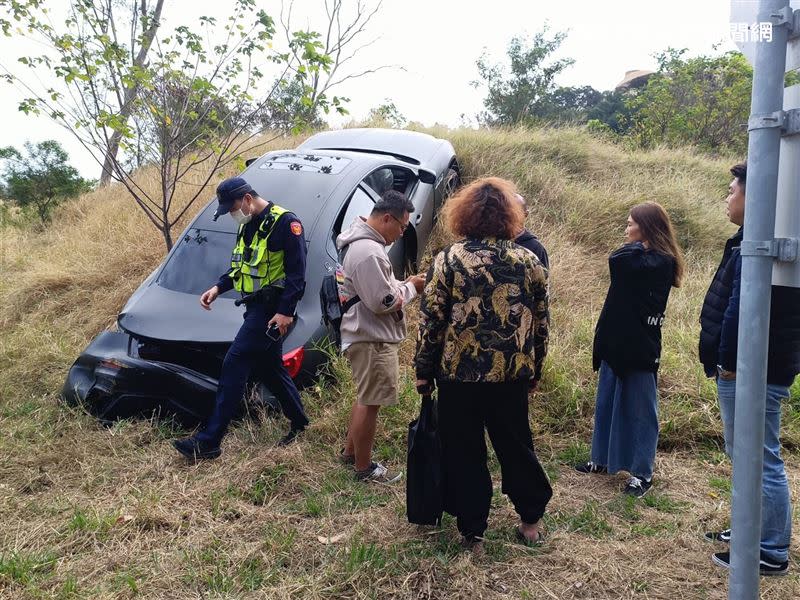 劇組瑪莎拉蒂跑車車尾被撞凹，當時何潤東人也在車上。（圖／翻攝畫面）