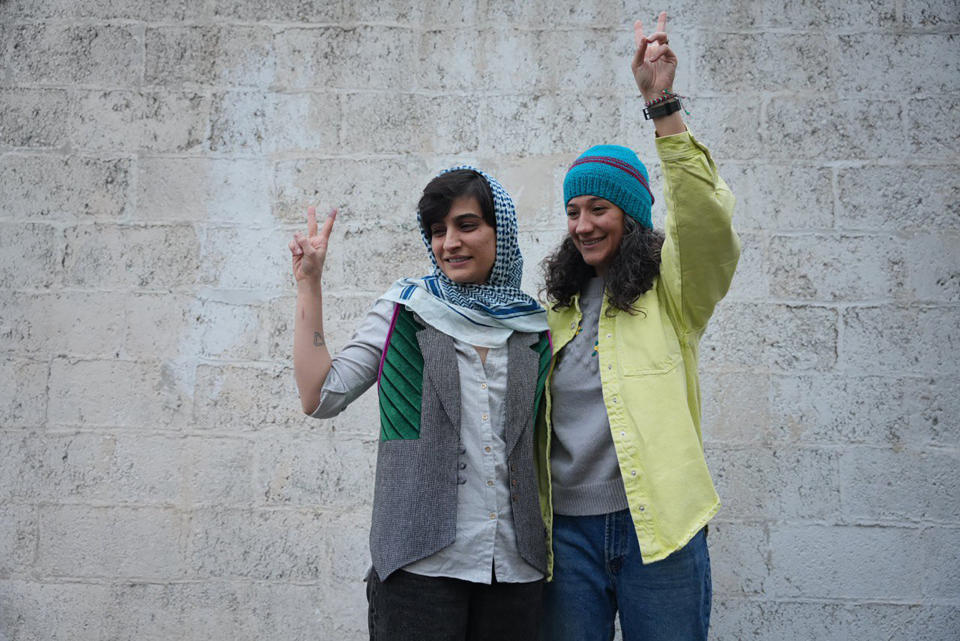 Dieses Bild, das von Sharq News Online am 14. Januar 2024 veröffentlicht wurde, zeigt die iranischen Journalisten Niloufar Hamedi (R) und Elaheh Mohammadi (L), die nach ihrer Freilassung aus dem Evin-Gefängnis in Teheran gegen Kaution das Siegeszeichen zeigen. 