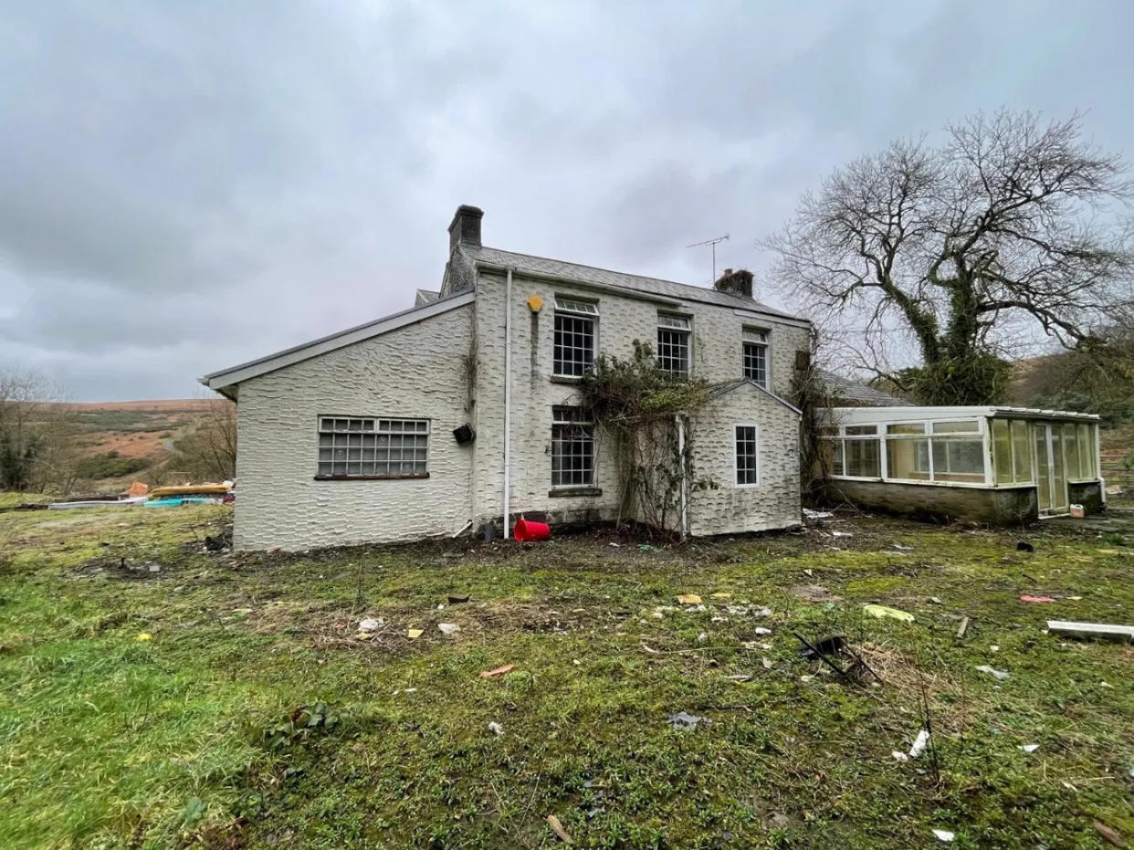 This six-bed detached house in Swansea is on sale for £225,000. (Zoopla)