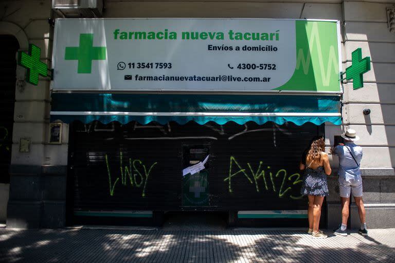 En una protesta simbólica muchas farmacias de barrio pararon al medio día