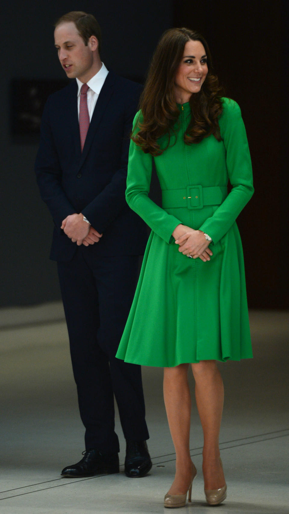 <p>Este vestido verde de Catherine Walker tampoco podía faltar en nuestra selección. Se lo puso para visitar la National Portrait Gallery de Canberra (Australia). (Foto: Gtres). </p>