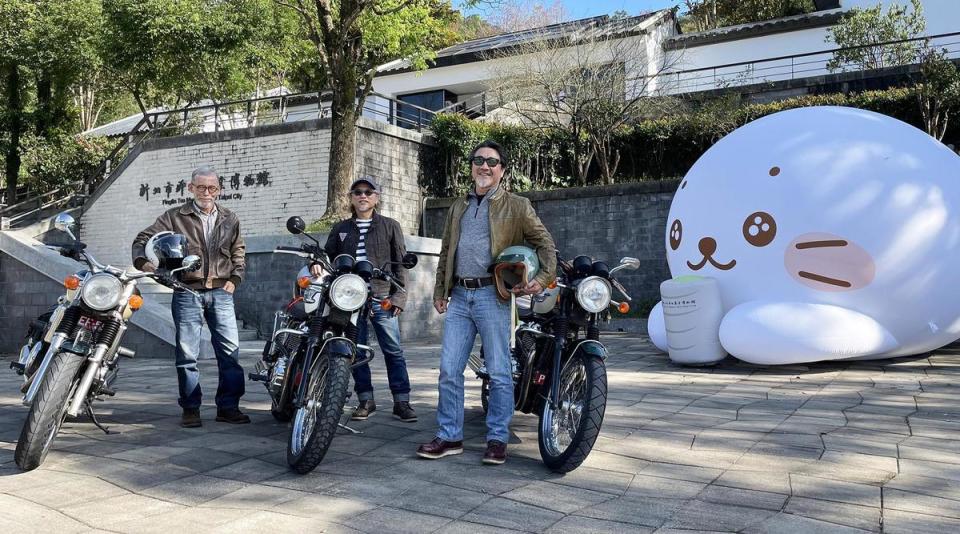 巨型海豹小白捧著茶趴在博物館門口迎接大家。（新北市政府文化局提供）