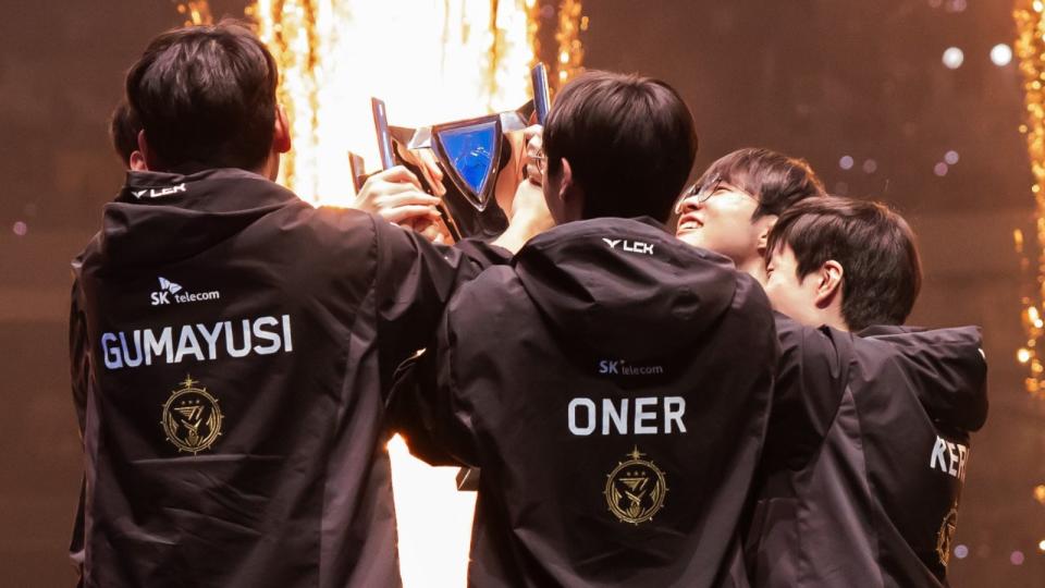 T1 raises the Summoner's Cup as the champions of Worlds 2023. (Photo: Riot Games)