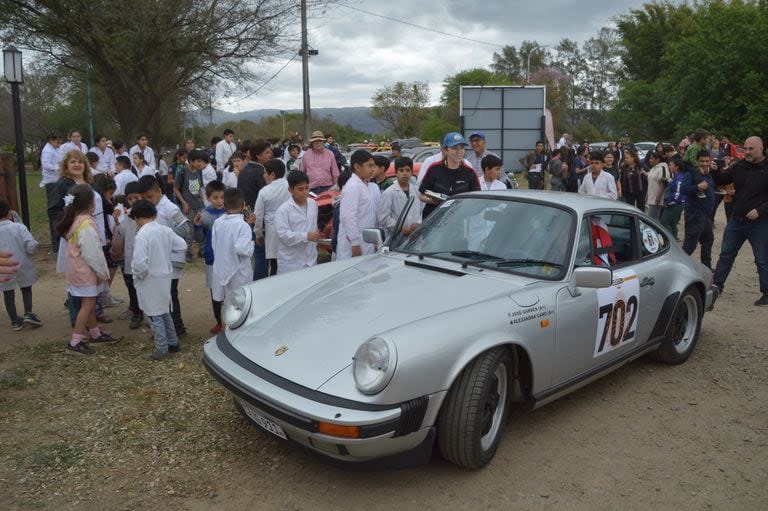 El Porsche 911 Carrera llegado desde Paraguay fue todo un atractivo para los alumnos de las escuelas Agrotécnica y 274 de Alijilán, Catamarca, uno de cuyos docentes pidió que el Gran Premio volviera a pasar por allí en el futuro.