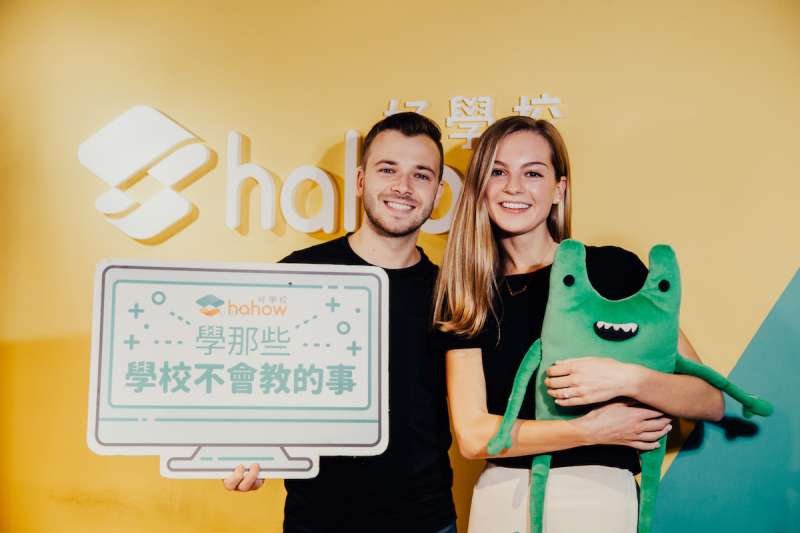 百萬YouTuber莫彩曦(右)與李曉龍(左)與Hahow合作的線上課程，募資上線兩週破萬人。(Hahow提供)