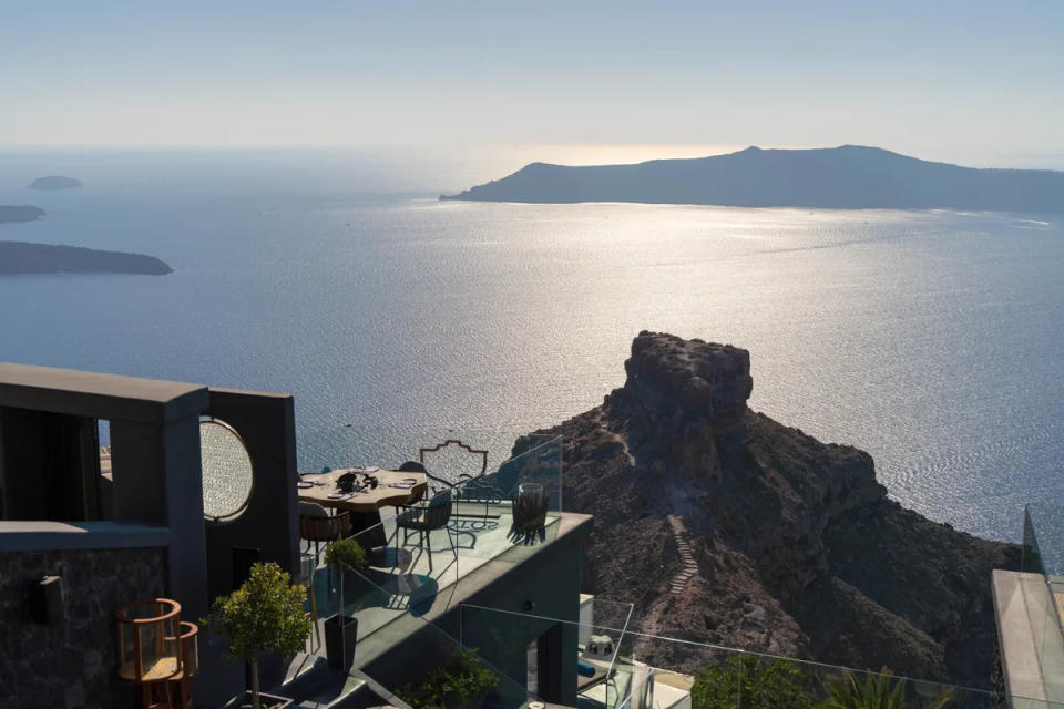 Kivotos Hotels & Villas Santorini overlooking the climb to Skaros Rock (Kivotos Hotels & Villas)