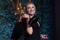 Kate Winslet posa tras ganar el premio Emmy a la mejor actriz en una serie de drama, por "Mare of Easttown", el domingo 19 de septiembre de 2021 en Los Angeles. (AP Foto/Chris Pizzello)