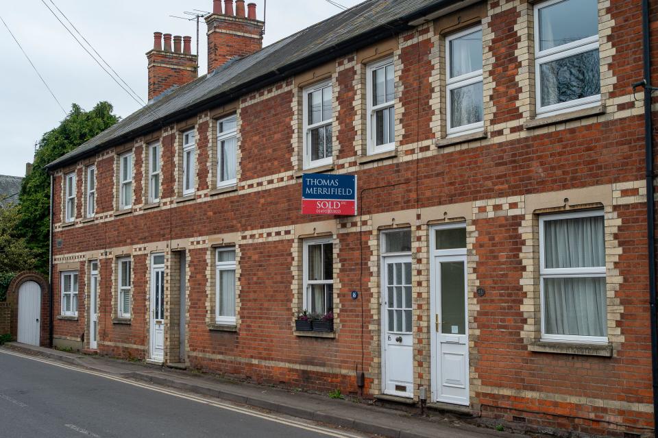 Monthly cost for first-time home buyers is now £1,231 as mortgage costs soar Wallingford, Oxfordshire, UK. February 28, 2024. An estate agent sign reading 'Sold' outside a property in the town of Wallingford, Oxfordshire. The latest data shows the property market is showing signs of recovery as the number of new mortgages approved has risen. Bank of England data shows home purchase approvals rose to 55,200 in January from 51,500 in December. Yet many people are still nervous about the possibility of further mortgage rate rises. Credit: Maureen McLean/Alamy Live News