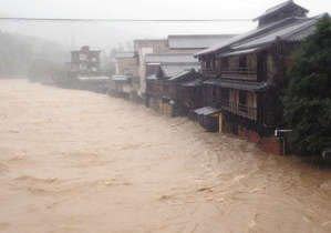 日本三重縣五十鈴川水位氾濫，導致伊勢市住宅整排泡在水中。（翻攝推特）