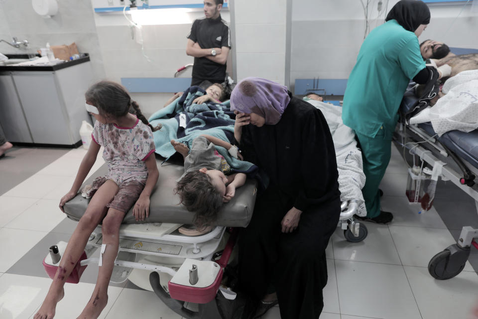 2023年10月12日，加沙城某醫院內的情況。 (Photo by Momen Faiz/NurPhoto via Getty Images)