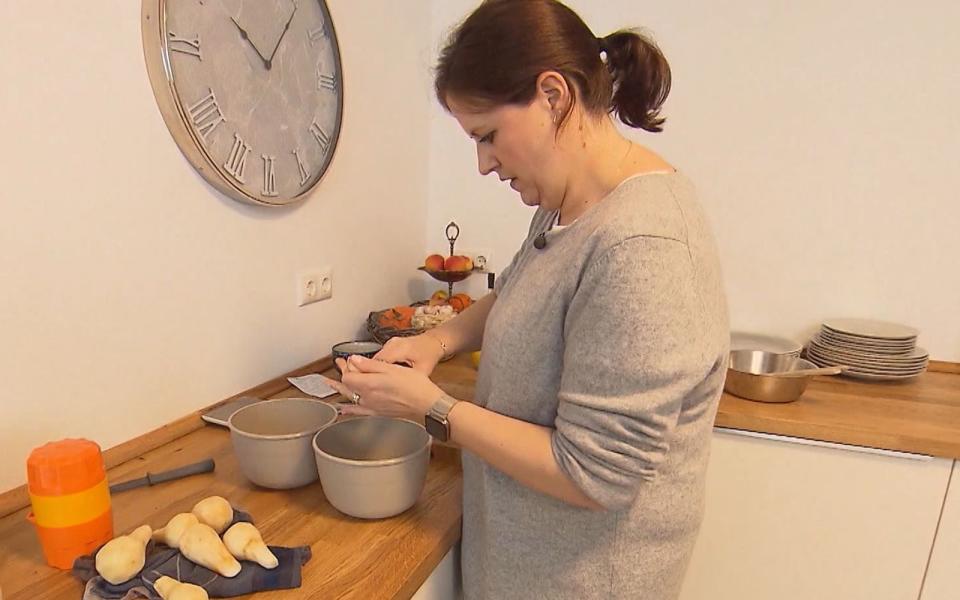 Die Küchenuhr ist eigentlich groß genug. Doch zeitlich verkalkuliert sich Anne total. (Bild: RTL)