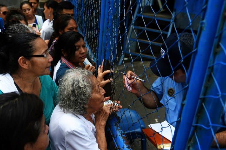 Mothers and grandmothers demand the release of their children captured by police and paramilitary forces and held at "El Chipote" prison