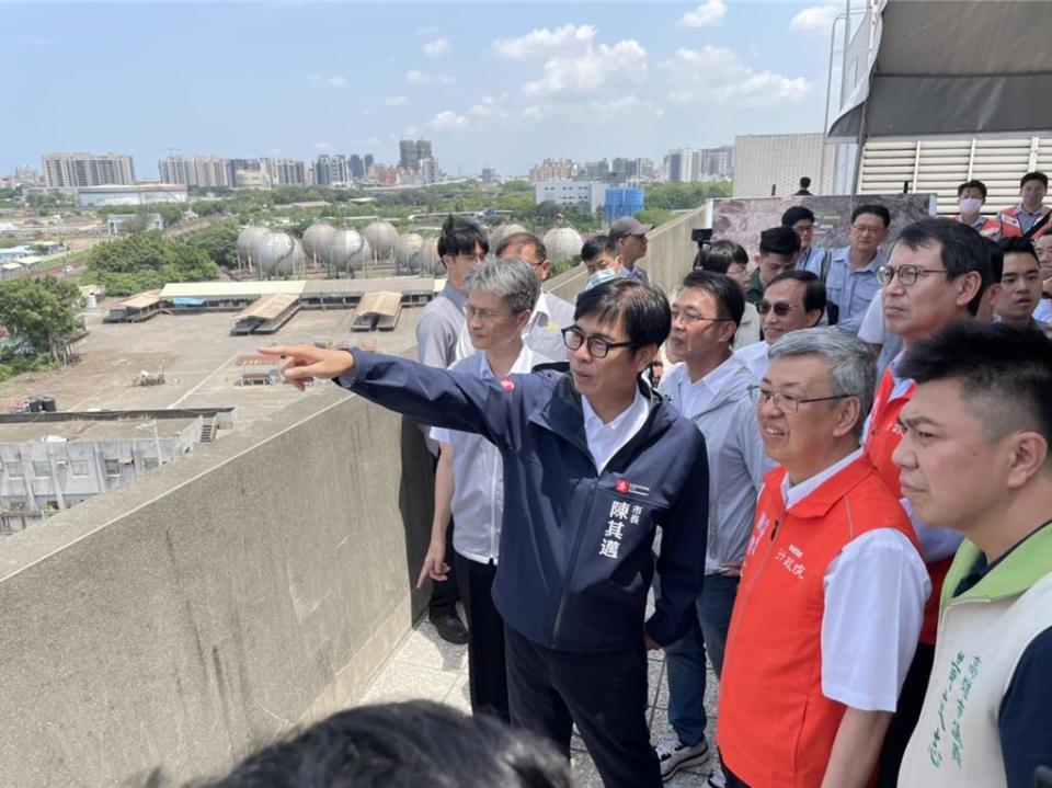 行政院長陳建仁（右二）6日由高雄市長陳其邁（左一）陪同，視察楠梓產業園區建設規劃及相關聯外交通建設計劃推動情形。圖／高雄工務局提供