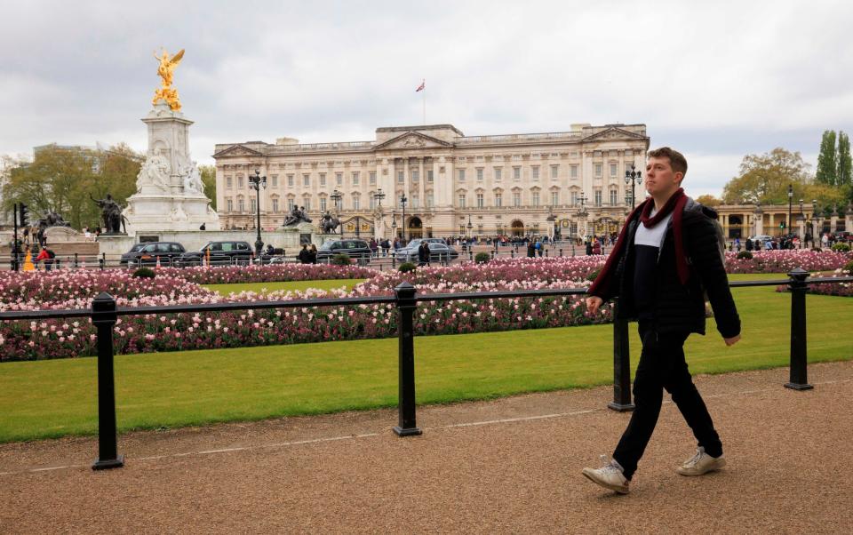 Jack emerges from St James's Park and passes Buckingham Palace on his way to the Telegraph office