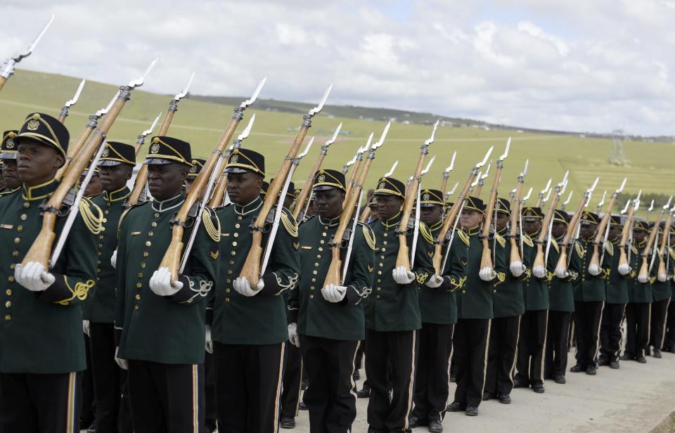 Presidential guards escort the coffin of former South African President Nelson Mandela during the funeral ceremony in Qunu December 15, 2013. REUTERS/Odd Andersen/Pool (SOUTH AFRICA - Tags: SOCIETY OBITUARY POLITICS MILITARY)