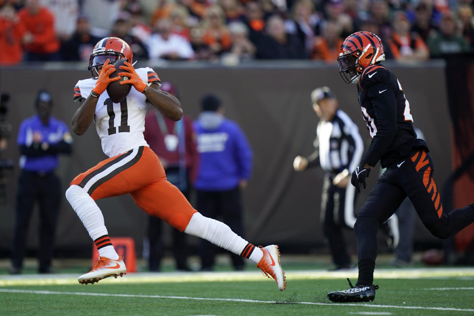 Cleveland Browns' Donovan Peoples-Jones (11) makes a touchdown reception abasing Cincinnati Bengals' Eli Apple (20) during the first half of an NFL football game, Sunday, Nov. 7, 2021, in Cincinnati. (AP Photo/Bryan Woolston)