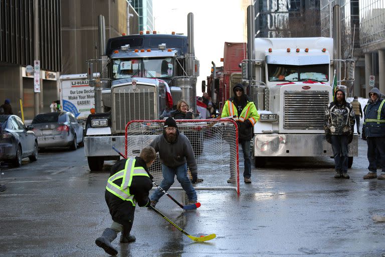 Un grupo de manifestantes juega al hockey en la calle mientras siguen protestando contra los mandatos de vacunación implementados por el primer ministro Justin Trudeau el 7 de febrero de 2022 en Ottawa, Canadá.