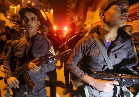 Security personnel stand guard at the scene of a bomb blast in a main street in Giza, Egypt, January 21, 2016. REUTERS/Mohamed Abd El Ghany