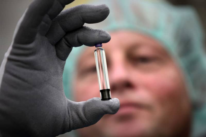 An employee holds an ampoule of insulin in his hand at the headquarters of insulin manufacturer Sanofi-Aventis Germany. Fredrik von Erichsen/dpa