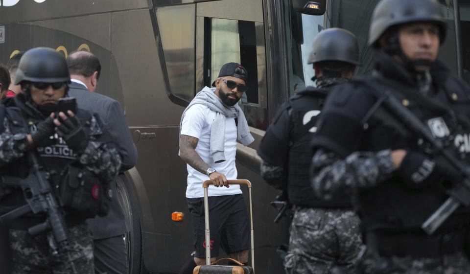 El delantero Gabriel Barbosa del Flamengo de Brasil llega al hotel del equipo en la antesala de la final de la Copa Libertadores en Guayaquil, Ecuador, el miércoles 26 de octubre de 2022. Flamengo jugará contra el también brasileño Athletico Paranaense. (AP Foto/Dolores Ochoa)