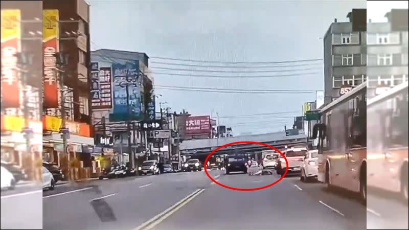 台中沙鹿區一名曹姓婦人，違規穿越車道過馬路撞上小貨車慘摔。（圖／翻攝畫面）
