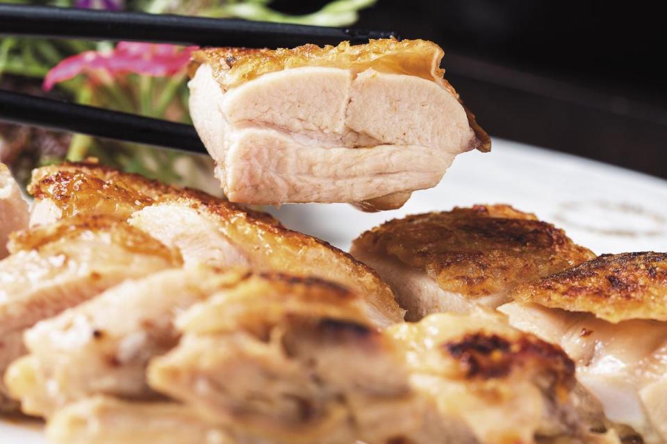 台中知名餐廳森鐵板燒採用十八養場雞腿做成料理，調味只用鹽巴。