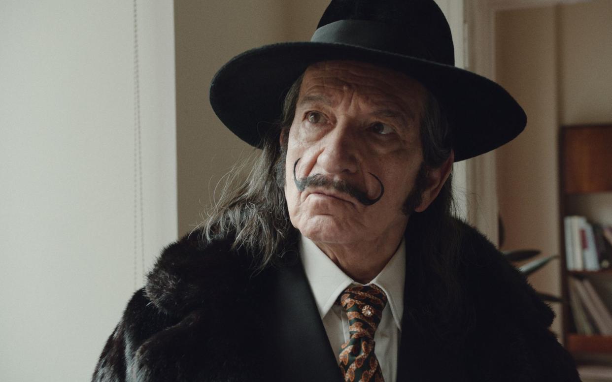 Mit großer Hingabe verkörpert Sir Ben Kingsley den Jahrhundertkünstler Salvador Dalí. (Bild: SquareOne / Sir Reel Ltd. / Leonine)