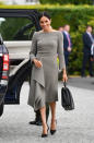 <p>Als sie den irischen Präsidenten Michael Higgins und seine Ehefrau Sabina in ihrem Zuhause besuchte, trug Meghan ein maßgeschneidertes, lehmfarbenes Kleid von Roland Mouret, das dem marineblauen Kleid desselben Designers, das sie am Abend vor ihrer Hochzeit getragen hatte, nicht unähnlich sah. <em>[Foto: PA]</em> </p>