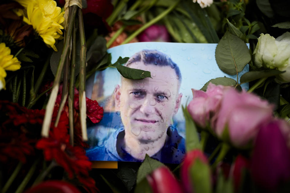  Las gotas de lluvia cubren un retrato del líder de la oposición rusa Alexei Navalny, colocado entre flores frente a la embajada rusa en Berlín, el miércoles 21 de febrero de 2024. (Foto AP/Markus Schreiber)