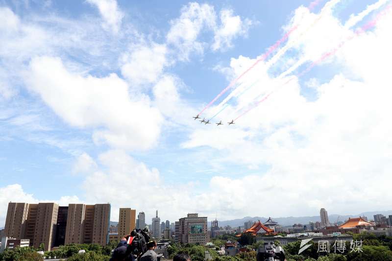 2017-10-10-中華民國106年度國慶日，總統府前國慶典禮，空軍雷虎小組特技表演02。106年國慶大典。（蘇仲泓攝）