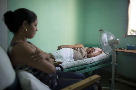 Yadina Femalos (R), 29, rests before giving birth at the Ana Betancourt de Mora Hospital in Camaguey, Cuba, June 19, 2015. REUTERS/Alexandre Meneghini