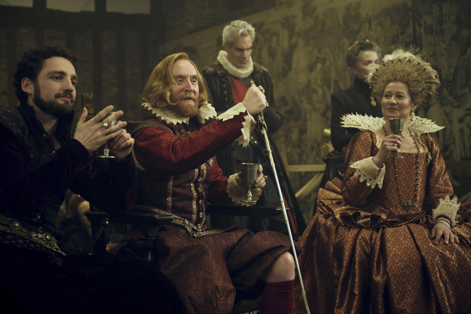En esta imagen proporcionada por Starz, Tony Curran como el rey Jaime VI de Escocia y I de Inglaterra, centro, en una escena de "Mary & George". (Sky UK/Starz via AP)