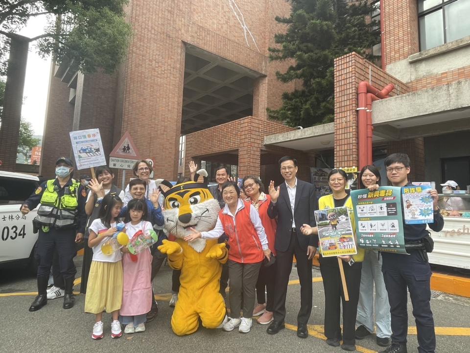 台北美國學校112年度秋季園遊會21日上午盛大登場，非常熱鬧。(圖／警士林分局提供)