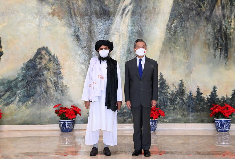 中國外交部長王毅在天津，接見了塔利班政治委員會負責人巴拉達爾。 (Photo by Li Ran/Xinhua via Getty Images)