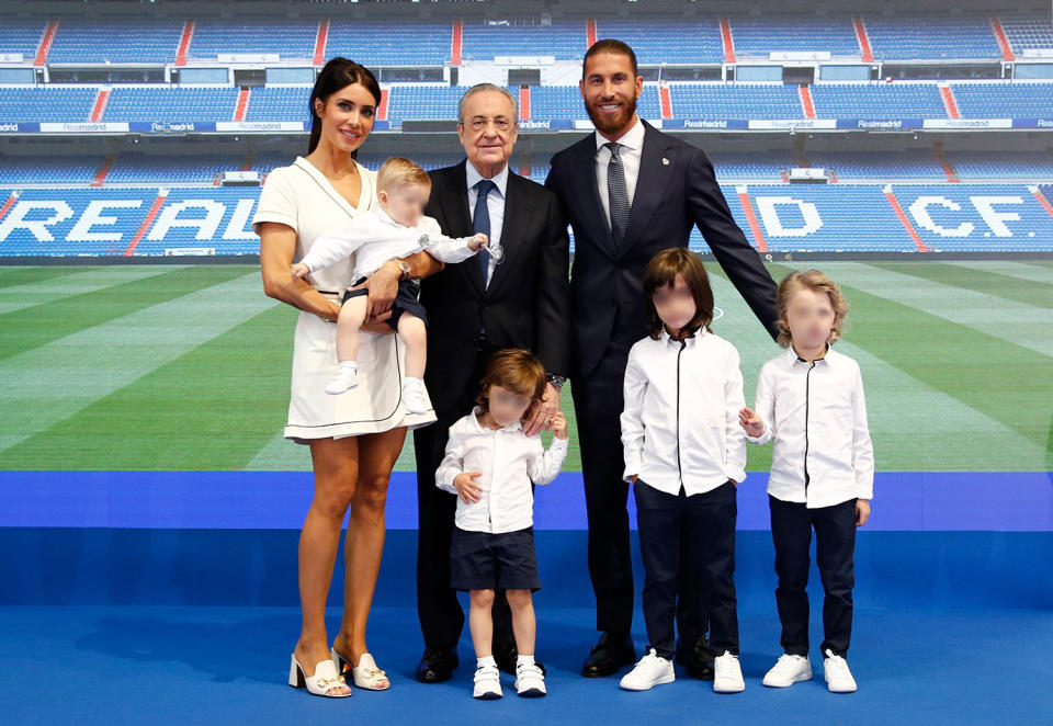 Sergio Ramos (de pie, a la derecha) posando con su esposa Pilar Rubio, sus hijos, y el presidente del Real Madrid, Florentino P&#xe9;rez. Foto: Twitter @realmadrid