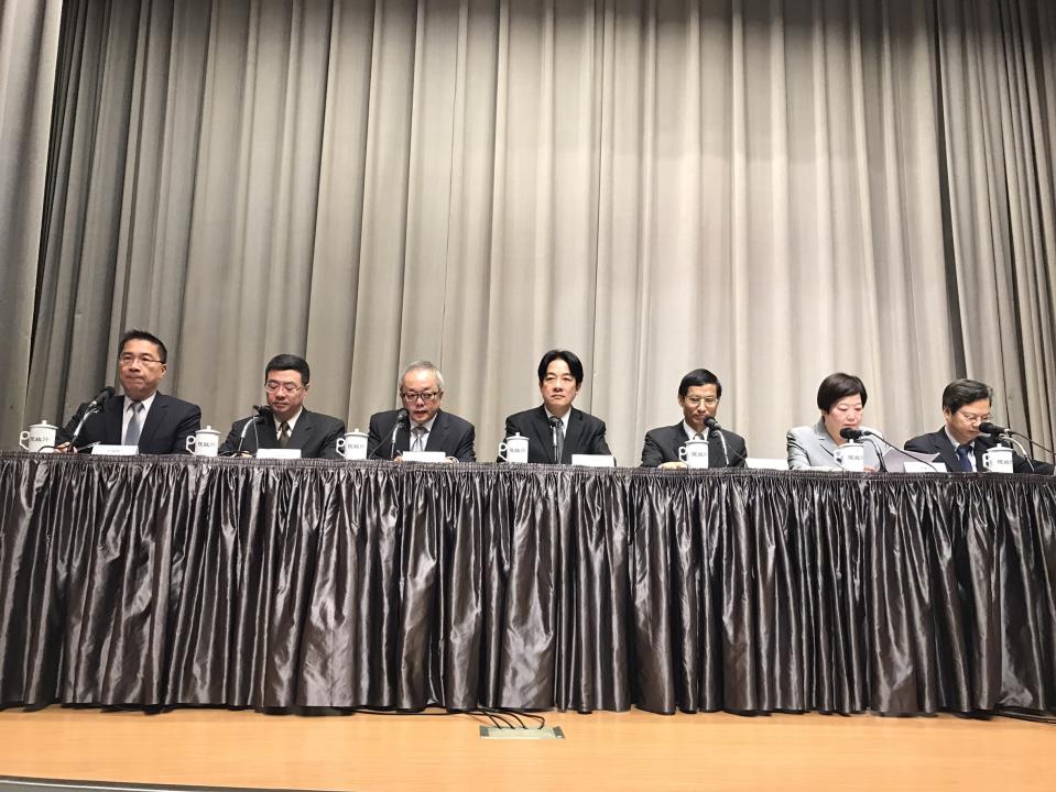 行政院長賴清德9日在行政院會後，在副院長施俊吉、秘書長卓榮泰、政務委員林萬億、勞動部長林美珠、經濟部次長龔明鑫的陪同下，召開記者會說明有條件鬆綁「七休一」規定，將爭取最快年底前在立法院完成修法。(中央社)