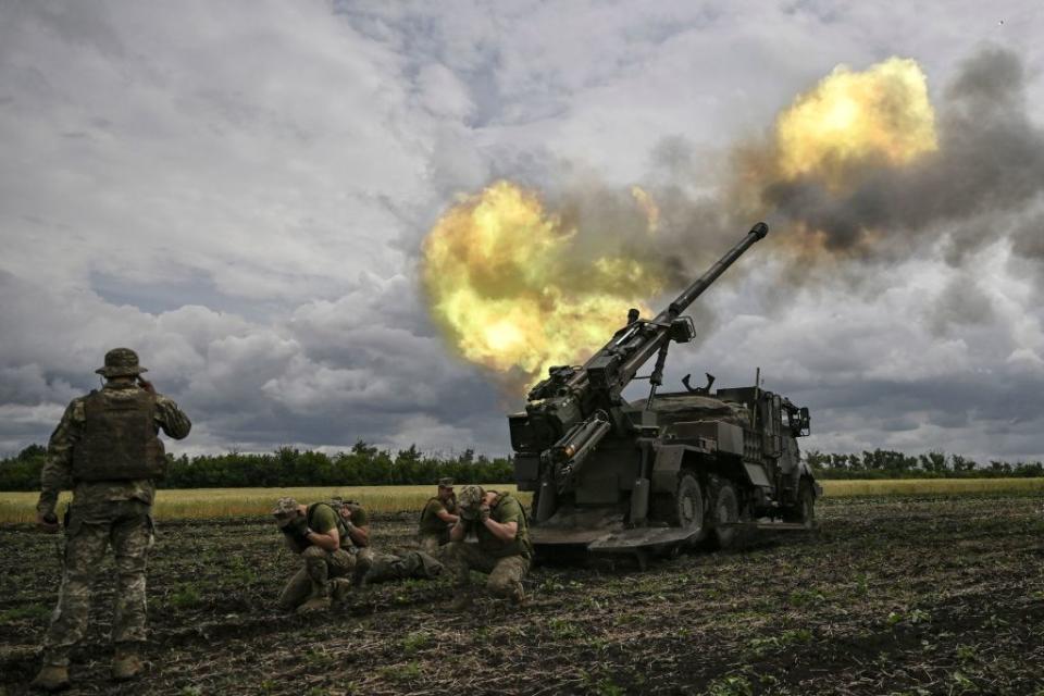 Ukrainian servicemen fire with a French self-propelled 155 mm/52-calibre gun Caesar towards Russian positions at a front line in the eastern Ukrainian region of Donbas on June 15, 2022.<span class="copyright">Aris Messinis—AFP via Getty Images</span>