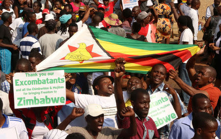 Supporters of Zimbabwe's former vice president Emmerson Mnangagwa await his arrival in Harare, Zimbabwe, November 22, 2017. REUTERS/Philimon Bulawayo