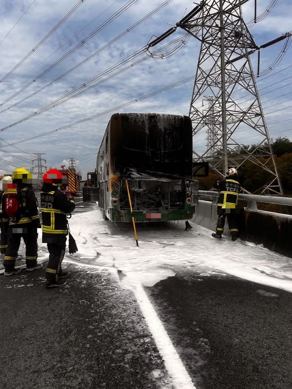 國3龍井路段遊覽車起火事故 國道3號龍井路段25日中午發生遊覽車起火事故，國 道警察大隊表示，車上32名要前往桃園參賽的國中師 生沒有受傷，由接駁車接送下交流道。 （民眾提供） 中央社記者郝雪卿傳真  113年5月25日 