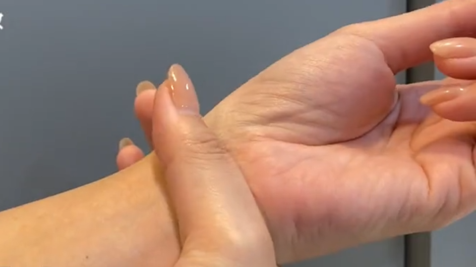 透過測量雙手的手圍，可以簡單判斷水腫程度。