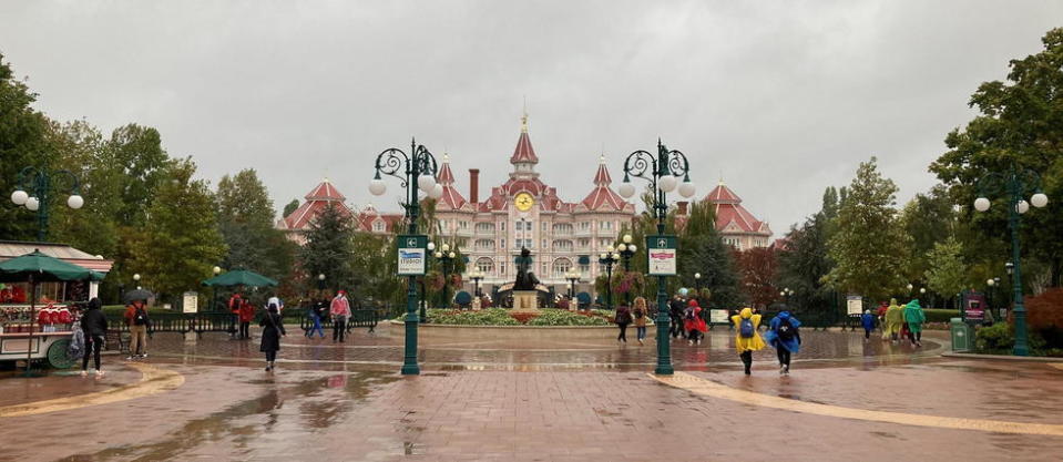 À Disneyland Paris ce jeudi 1er octobre. Depuis leur réouverture, les parcs n'accueillent plus autant de visiteurs qu'avant la crise.
