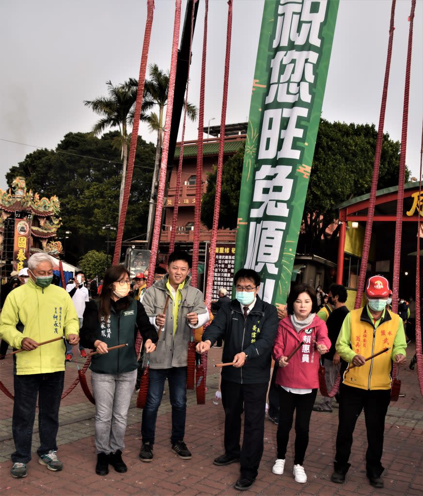 鹽水蜂炮民俗慶典四日上午由台南市長黃偉哲（右三）啟炮。（記者翁聖權攝）