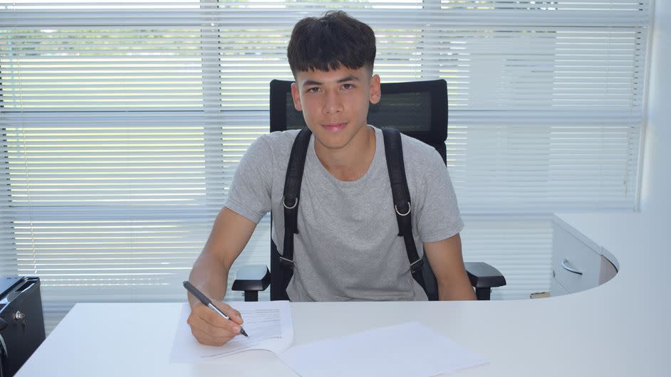 Singaporean Ben Davis signs up for Fulham football club. (Photo: Fulham)