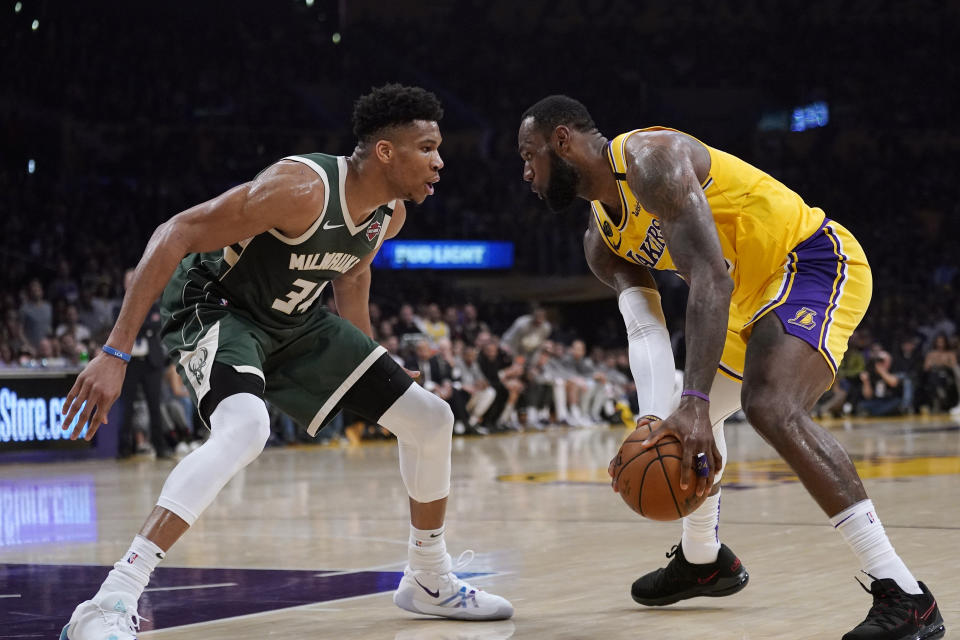 LeBron James（圖右持球者）與Giannis Antetokounmpo。（AP Photo/Mark J. Terrill）