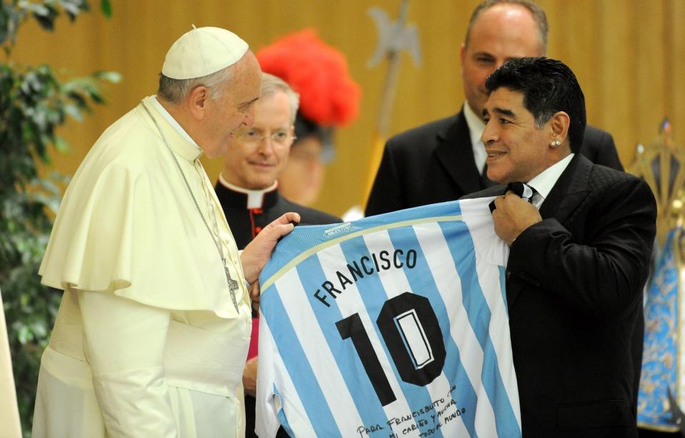 Seinem Landsmann Papst Franziskus, einem großen Fußballfan, überreichte Diego Maradona bei einem interreligiösen Fußballturnier 2014 ein argentinisches Trikot mit der legendären Maradona-Nummer 10. (Bild: 2014 Getty Images/Pier Marco Tacca)