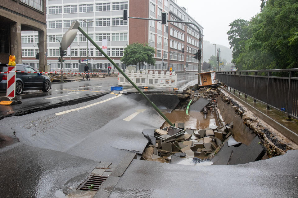 Nach Unterspülung eingebrochene Straße in Stolberg (Bild: Ralf Roeger/dpa)