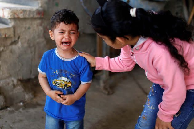 <p>Le frère du garçon palestinien Hussien Hamad, tué au milieu d'une flambée de violence israélo-palestinienne, pleure lors de ses funérailles dans le nord de la bande de Gaza le 11 mai.</p>