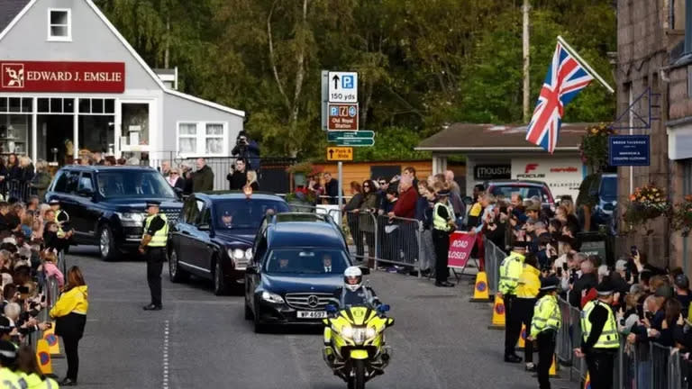 El féretro de la reina comenzó su primer viaje hacia Edimburgo, la capital de Escocia